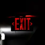 Hvordan kan jeg undgå at få mine fingre skåret, når jeg bruger en skræddersaks?